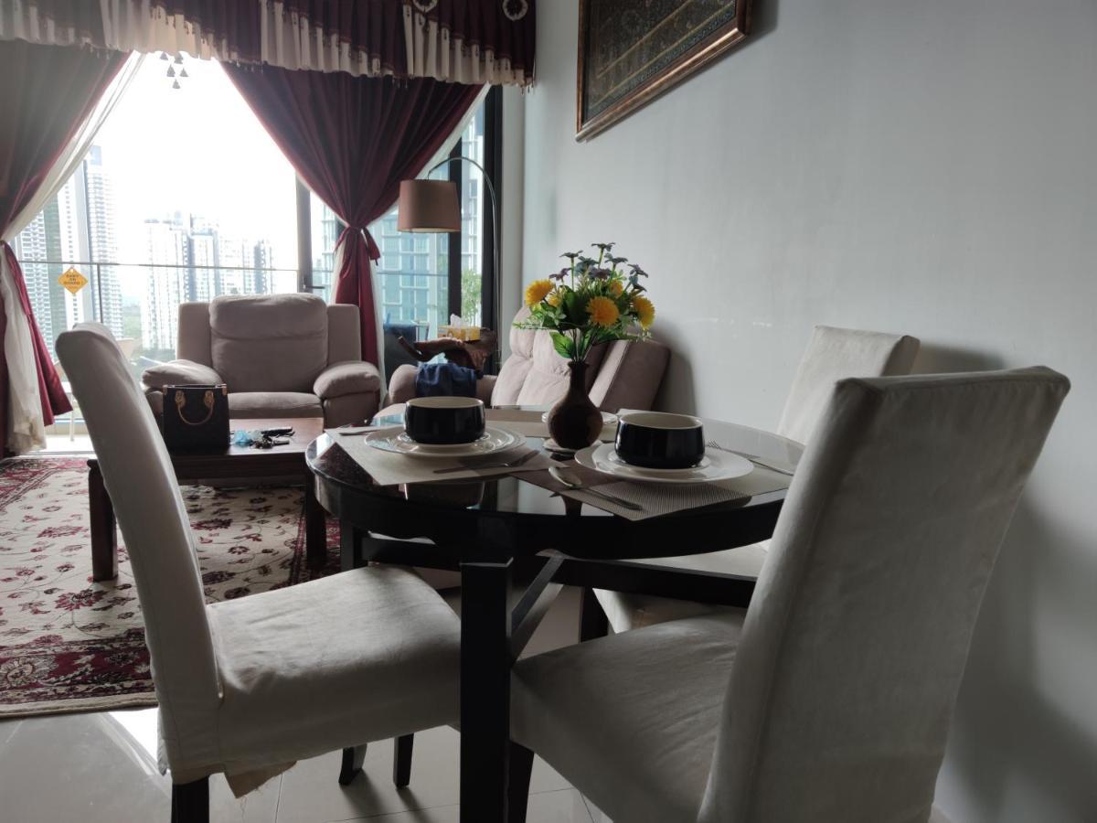 Kumkum Homestay 3 Bedroom Suite นุสาจายา ภายนอก รูปภาพ